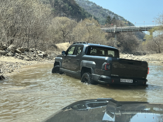 기아 타스만 오프로드 코스 주행 모습. 장우진 기자